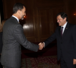 Sus Majestades los Reyes reciben el saludo del presidente del Principado de Asturias, momentos antes de la audiencia a los galardonados con las "